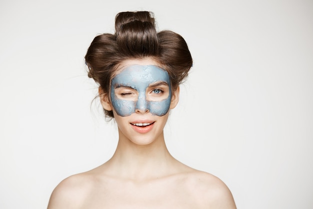 Belle Tendre Femme Nue En Bigoudis Et Masque Facial Souriant Un Clin De œil. Traitement Facial.