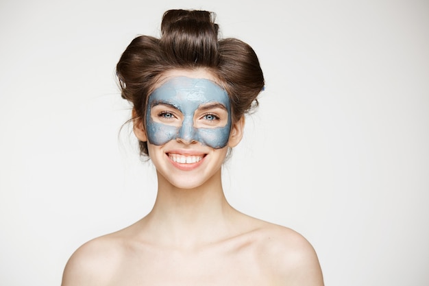 Belle tendre femme nue en bigoudis et masque facial souriant. Cosmétologie Santé Beauté et soins de la peau.