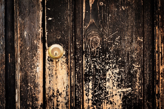 Belle toile de fond antique en bois foncé. Old Door with Door Lock. Espace de copie.