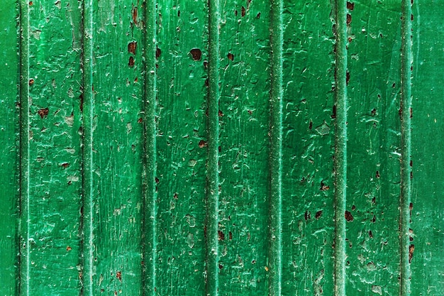 Belle toile de fond antique en bois foncé. Old Turquoise Stripes Door. Espace de copie.