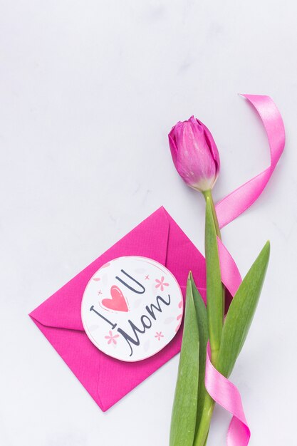 Belle tulipe avec enveloppe pour la fête des mères