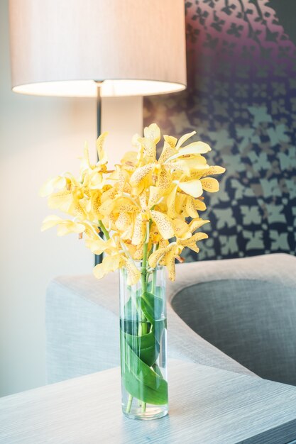 Belle vase avec des fleurs jaunes