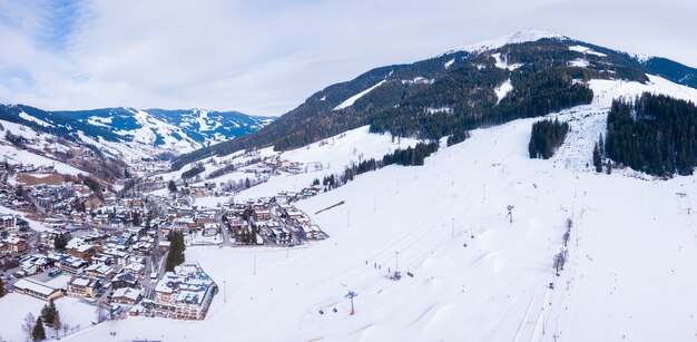 Belle ville de montagne couverte de neige dans les Alpes en Autriche