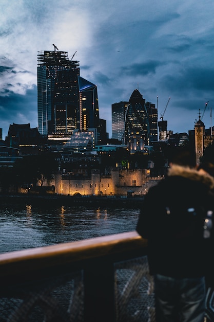 Belle ville en soirée