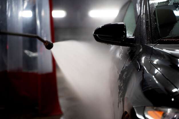 Belle voiture au service de lavage