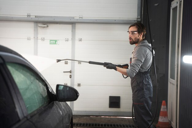 Belle voiture au service de lavage