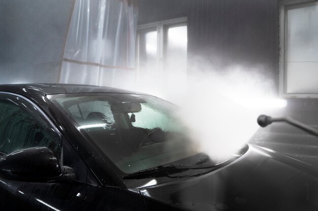 Belle voiture au service de lavage