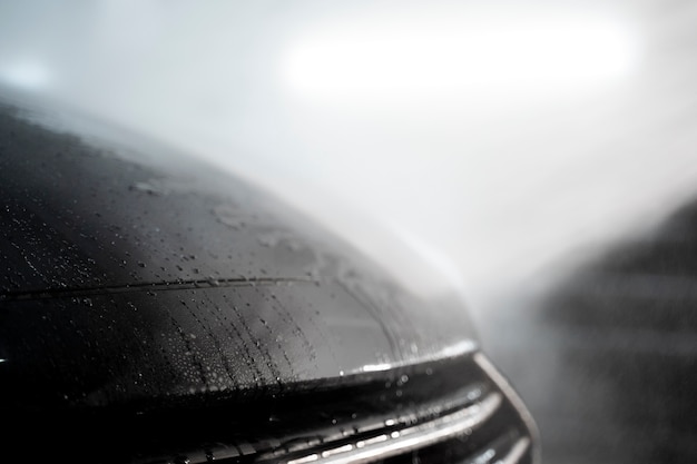 Belle voiture au service de lavage