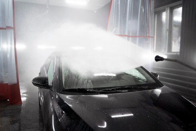 Photo gratuite belle voiture au service de lavage