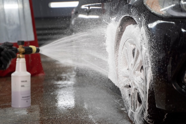 Belle voiture au service de lavage