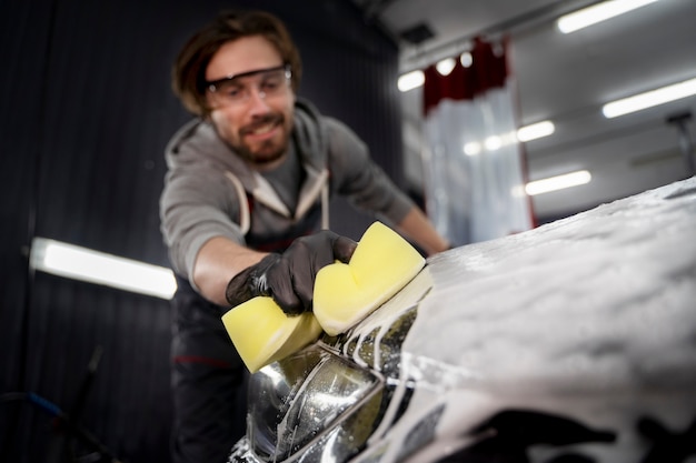 Belle voiture au service de lavage