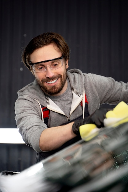 Photo gratuite belle voiture au service de lavage