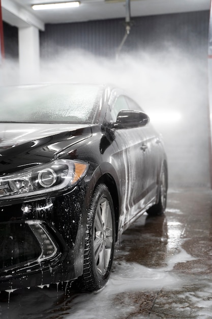 Belle voiture au service de lavage