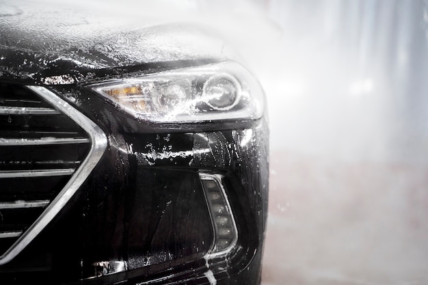 Belle voiture au service de lavage