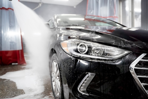 Belle voiture au service de lavage