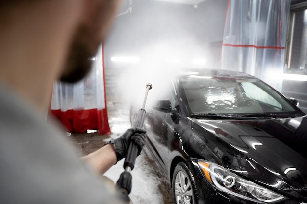 Belle voiture au service de lavage