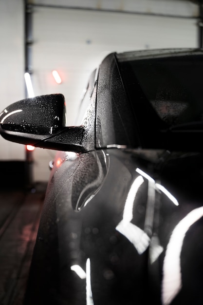 Photo gratuite belle voiture au service de lavage