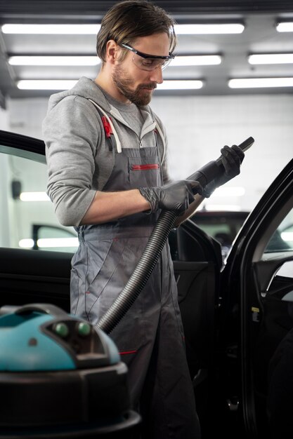 Belle voiture au service de nettoyage intérieur