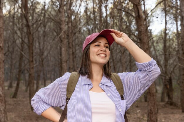 Belle voyageuse à l'extérieur dans la nature