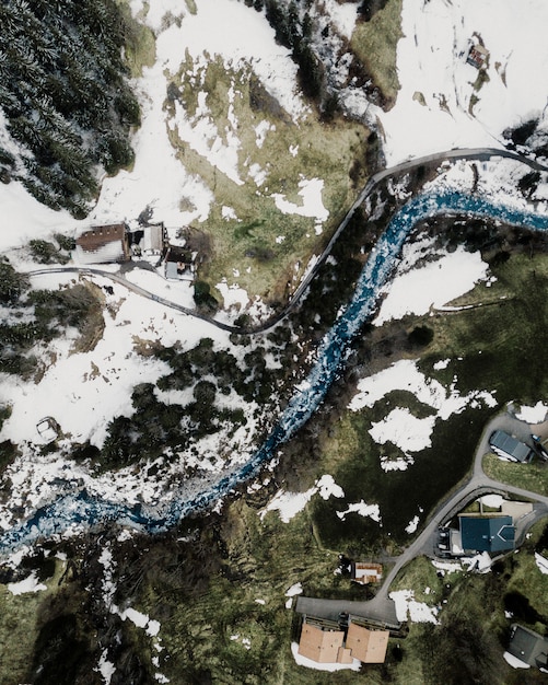 Belle vue aérienne d'une petite ville de banlieue dans les montagnes enneigées