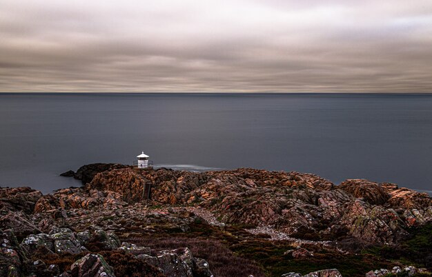 Belle vue sur un bord de mer rocheux par une journée sombre