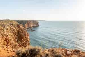 Photo gratuite belle vue sur la côte avec l'océan