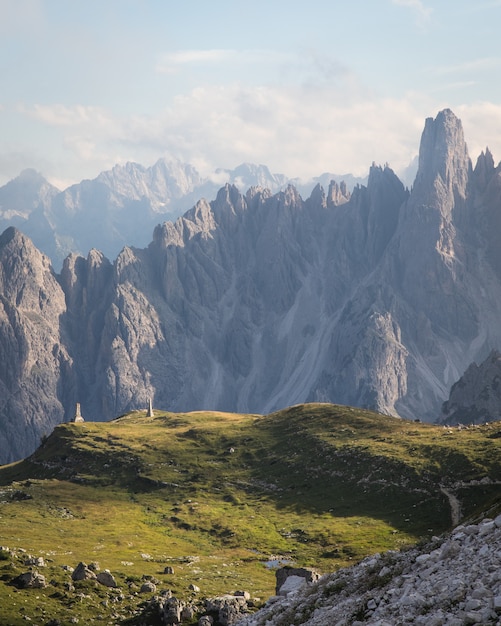 Belle vue de dessus shot of Three Peaks Nature Park à Toblach, Italie