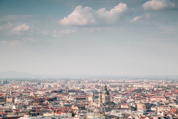 Belle vue de dessus d'une ville par une journée ensoleillée