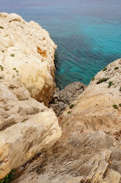 Belle vue sur la falaise près du rivage d'un océan calme