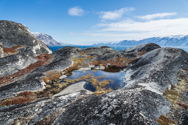 Photo gratuite belle vue sur le fjord ata sund au groenland sous un ciel nuageux