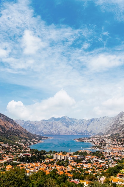 Belle vue sur le golfe de Kotor et la ville de Kotor; Monténégro
