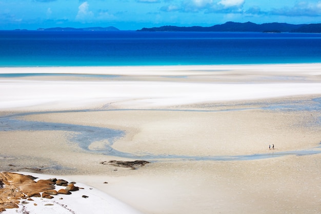 Belle vue en grand angle sur la plage de Whitehaven à Hamilton, Australie