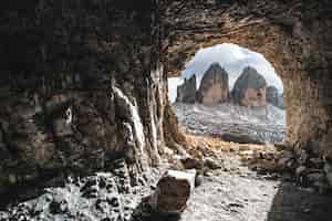 Photo gratuite belle vue sur une grotte avec des collines pendant la journée