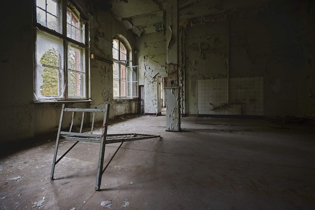 Belle vue sur l'intérieur d'un ancien bâtiment abandonné