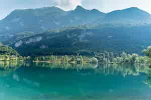 Photo gratuite belle vue sur le lac calme de tenno, situé dans le trentin, en italie pendant la journée