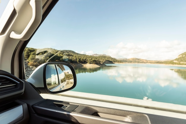 Belle vue sur le lac de la nature depuis la voiture