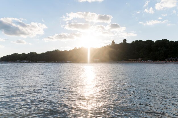 Belle vue sur la lumière du soleil dans l'eau