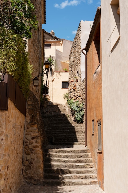 Belle vue avec des marches anciennes