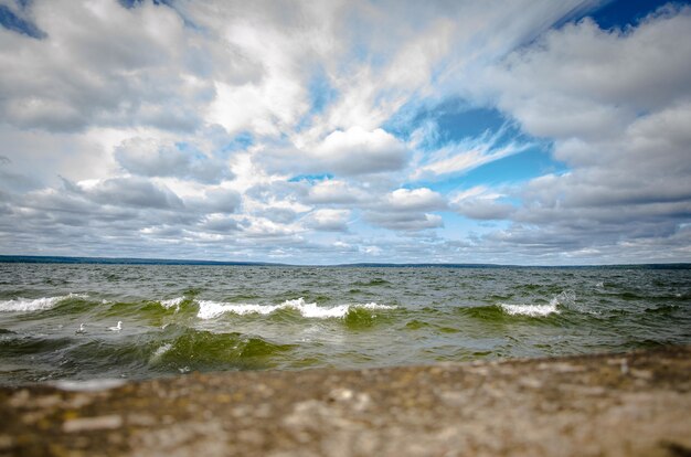 Belle vue sur la mer ondulée sous le ciel nuageux