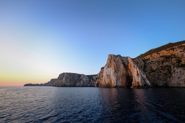 Belle vue sur la mer par une journée paisible