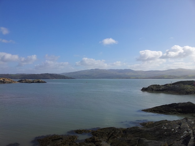 Belle vue sur la mer et le rivage rocheux avec les montagnes