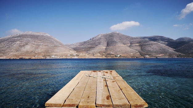 Belle vue sur Nikouria avec quai en bois et montagnes sur l'île d'Amorgos