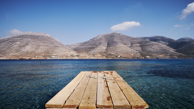 Belle vue sur Nikouria avec quai en bois et montagnes sur l'île d'Amorgos