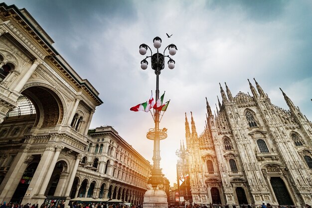 Belle vue panoramique sur la place du Duomo à Milan avec grande stree