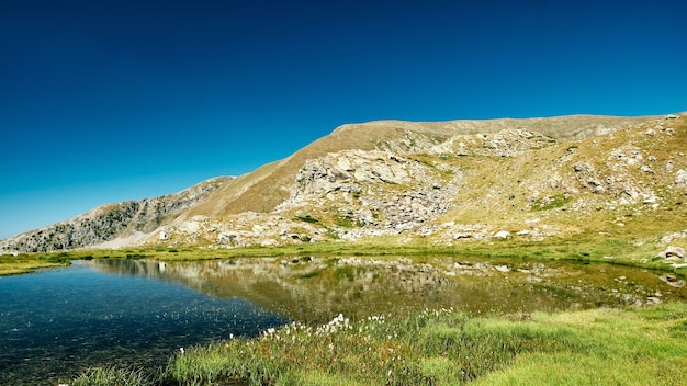 Photo gratuite belle vue paysage d'un petit lac de montagne dans une vallée de la côte d'azur