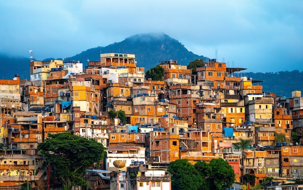 Belle Vue Sur Une Petite Ville Dans Les Montagnes Pendant Le Coucher Du Soleil Au Brésil