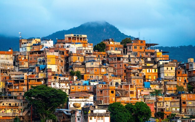 Belle vue sur une petite ville dans les montagnes pendant le coucher du soleil au Brésil