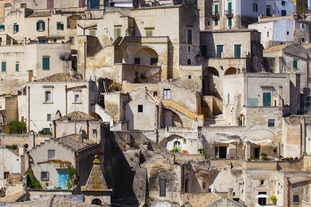 Belle vue sur une petite ville de vieux bâtiments en briques