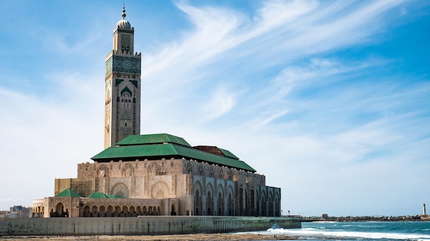 Photo gratuite belle vue sur la plus grande mosquée de casablanca maroc mosquée hassan ii