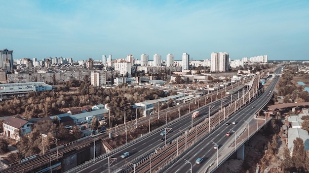 Photo gratuite belle vue sur le pont darnitsky et les bâtiments à kiev ukraine avec un ciel bleu à l'horizon